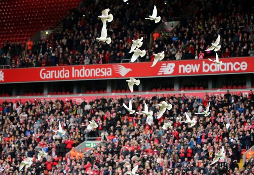 Coreografie speciali ad Anfield in onore delle vittime. Getty Images